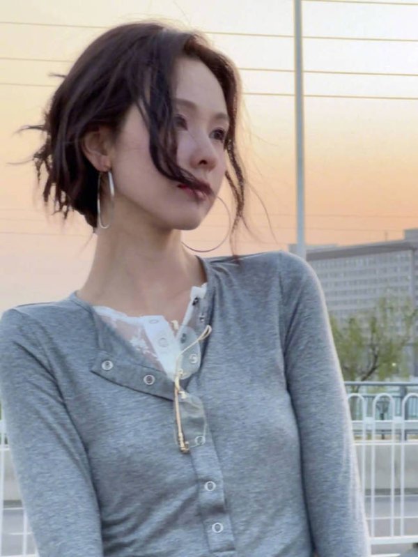 在线配资炒股公司 陈都灵灰色针织搭配金属耳环 慵懒松弛高智感十足